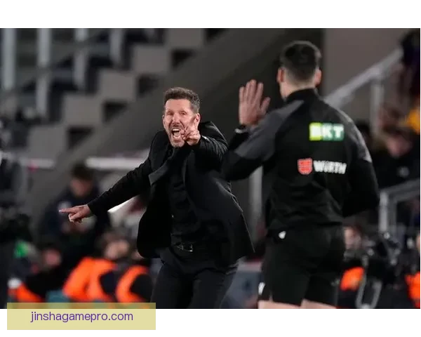 巴萨中卫蹬踏染红后获改判 西蒙尼愤怒挥手 马竞官方质疑判罚